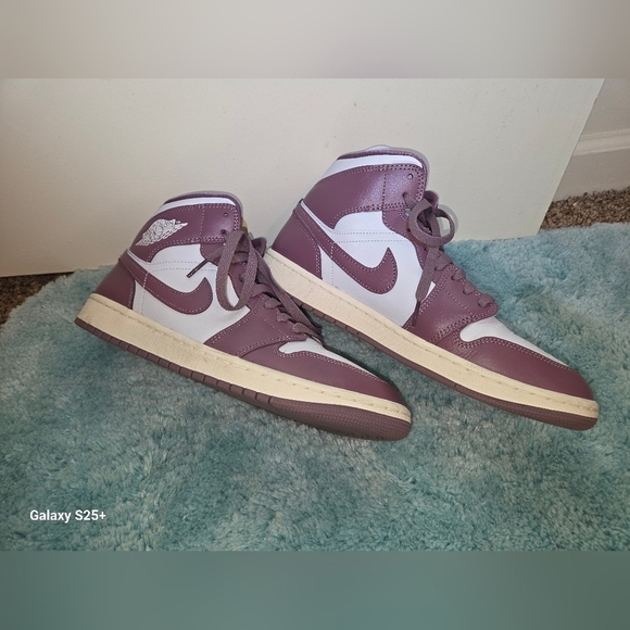Nike Air Jordan 1 Retro High OG Shoes - White / Mauve CLEAN!! - Picture 2 of 3